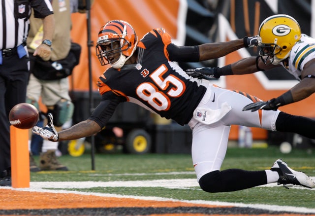 Armon Binns just misses catching a pass  