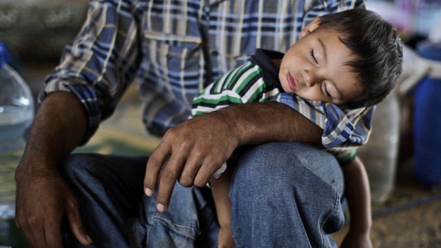 Syrian refugees wait in hopes of crossing into Turkey 