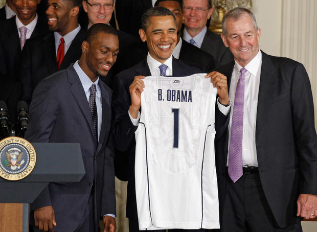 Barack Obama holds up jeresey with Jim Calhoun  