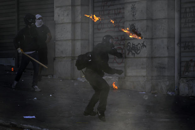 32-GreeceProtestCrisis.jpg 
