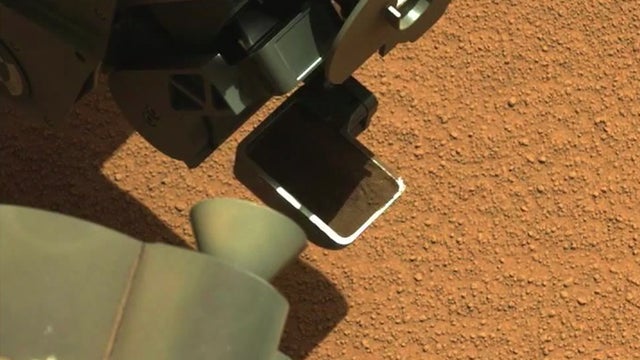 Mars Curiosity rover scoops up Martian dirt 