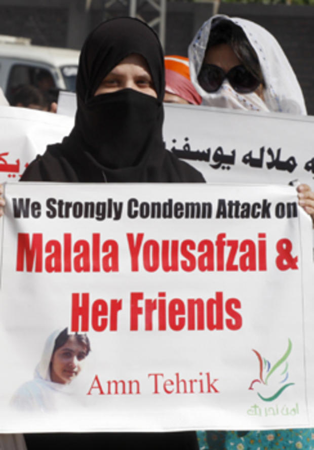 Pakistani protesters in Peshawar condemn the Taliban attack on schoolgirl Malala Yousufzai 