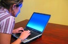 800px-Woman-typing-on-laptop.jpg 
