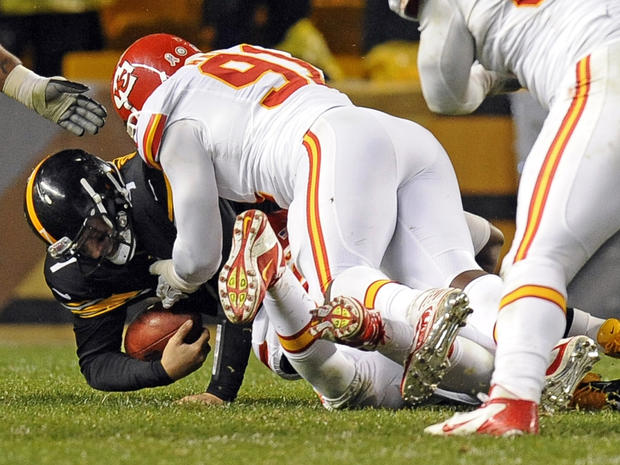 Pittsburgh Steelers quarterback Ben Roethlisberger (7) is sacked by Kansas City Chiefs outside linebacker Tamba Hali (91) in the third quarter of an NFL football game, Monday, Nov. 12, 2012, in Pittsburgh. Roethlisberger left the game with a right shoulde 