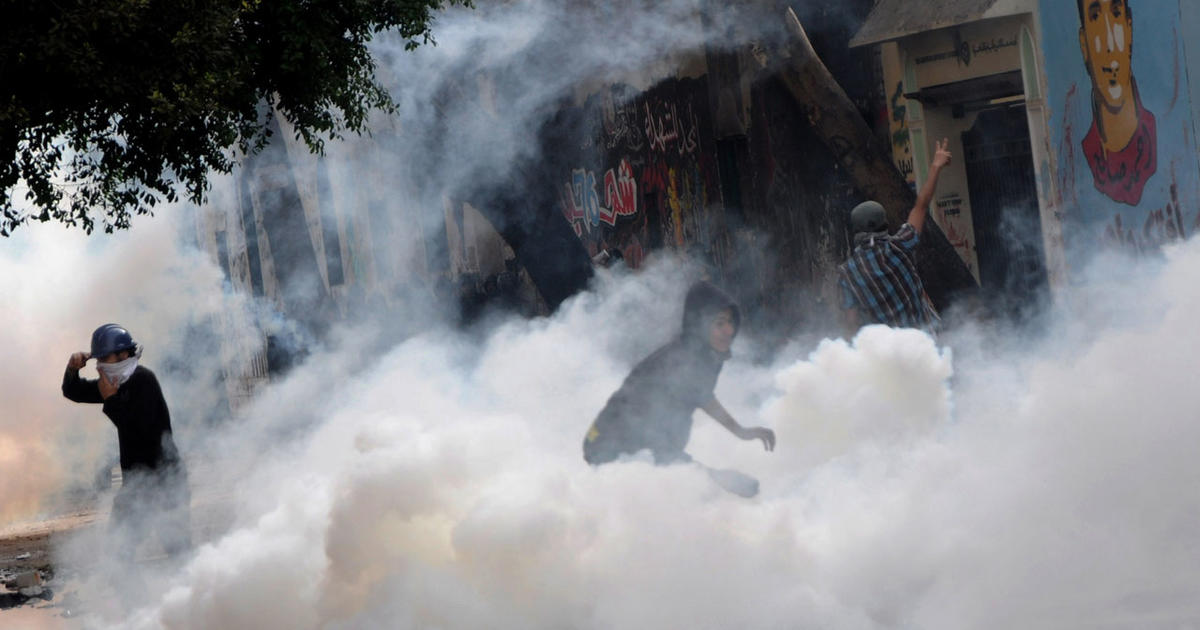 Egyptian protesters firebomb Al-Jazeera office - CBS News