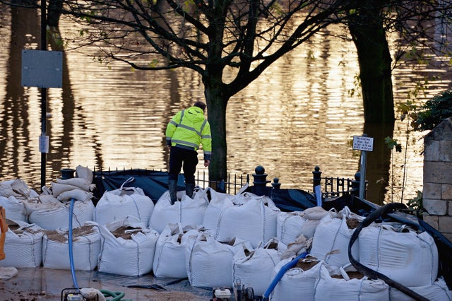 06-UKFloodingNov27.jpg 
