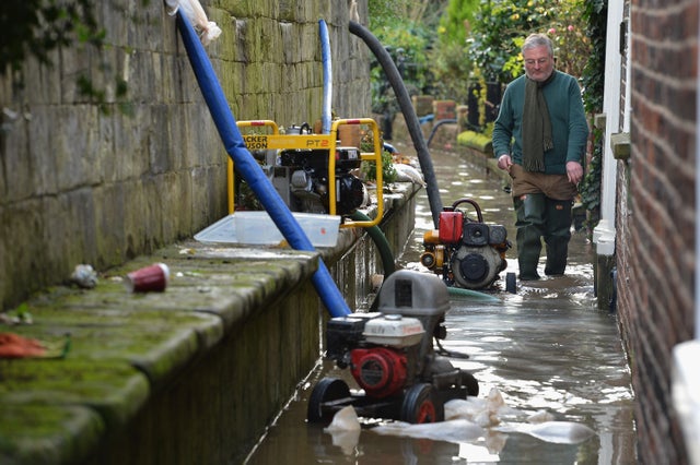 01-UKFloodingNov27.jpg 