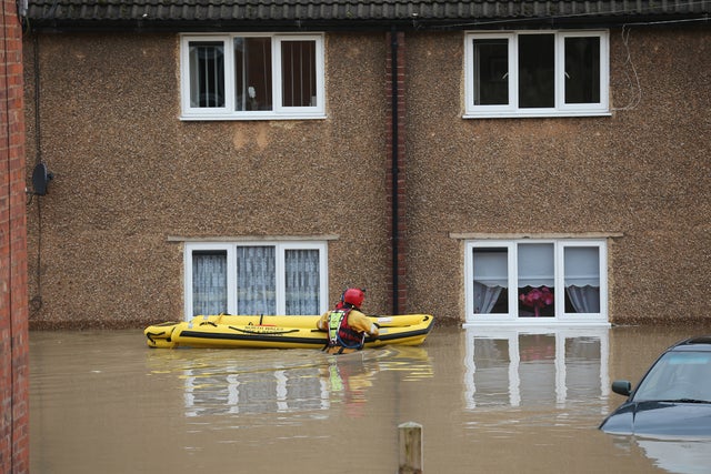 15-UKFloodingNov27.jpg 
