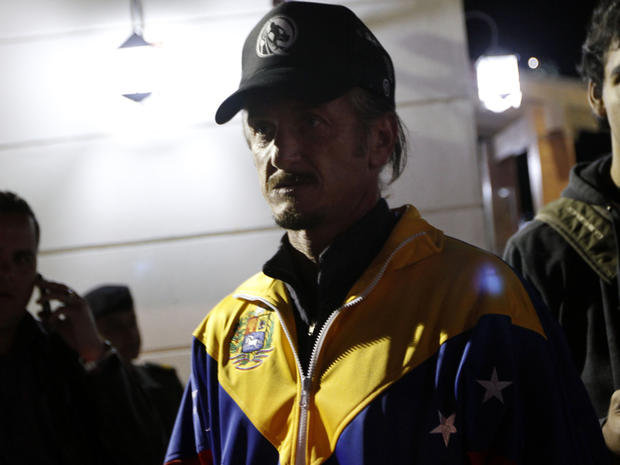 Actor Sean Penn participates in a vigil for Venezuelan President Hugo Chavez in La Paz, Bolivia, Dec. 10, 2012. 