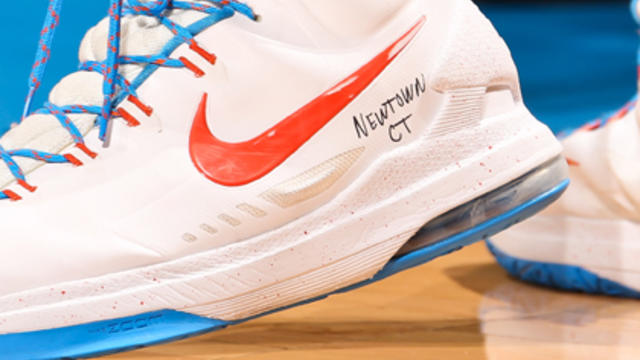 kevin-durant-honors-newton-victims-on-shoe.jpg 