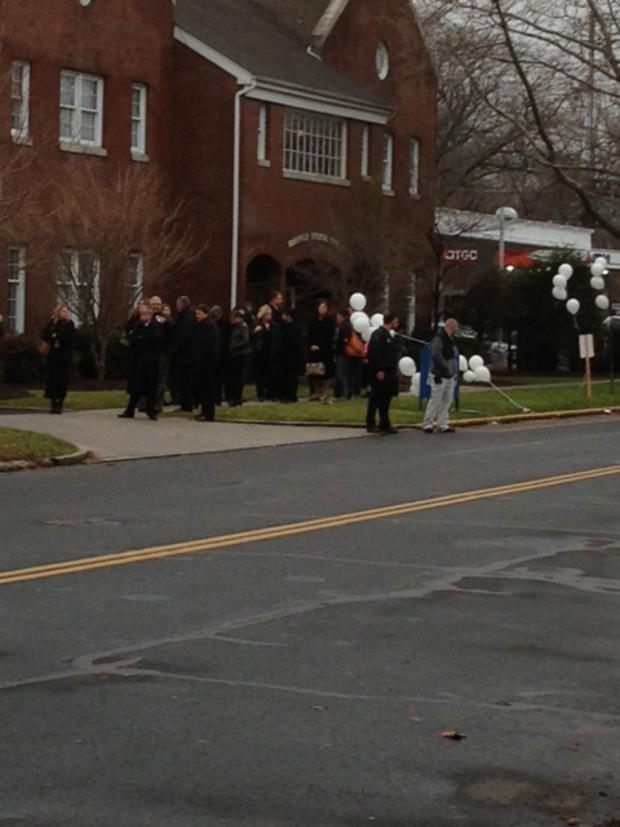 people-arriving-for-pozner-funeral.jpg 