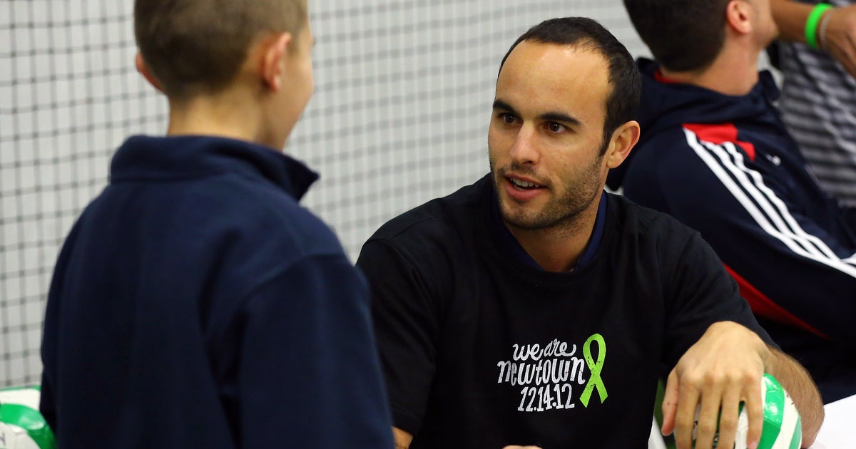 U.S. soccer stars visit kids in Newtown, Conn. - CBS News