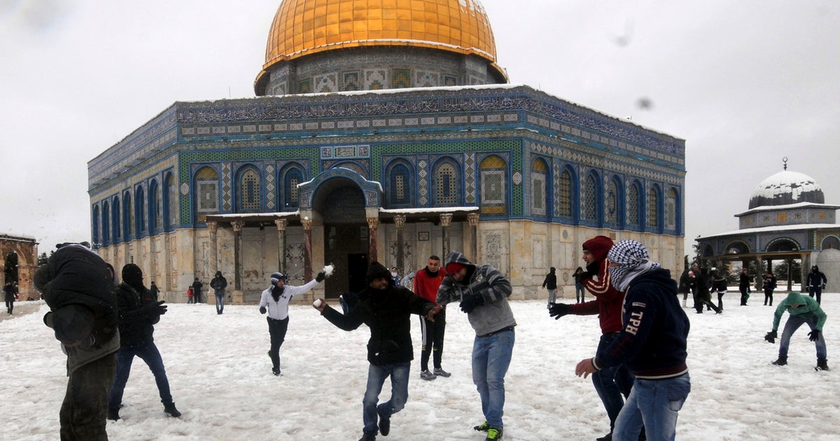 Rare snow shuts down Jerusalem - CBS News