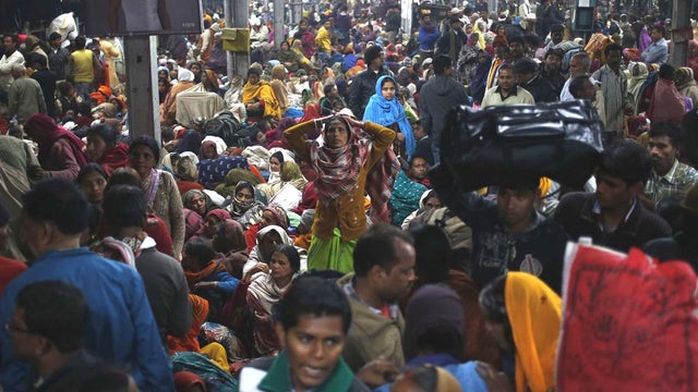 Thousands of people wait for trains to take them home after Maha Kumbh festival in Allahabad, India, Feb. 10, 2013. 