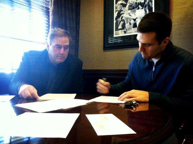 Flacco signs contract 