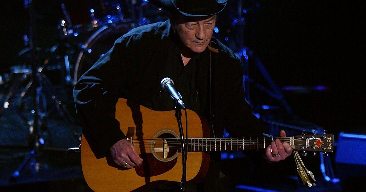 Stompin' Tom Connors dies at 77 - CBS News