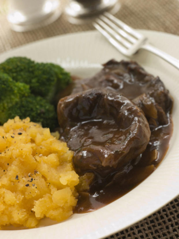 shin-of-beef-braised-in-stout-with-mashed-swede-and-broccoli.jpg 