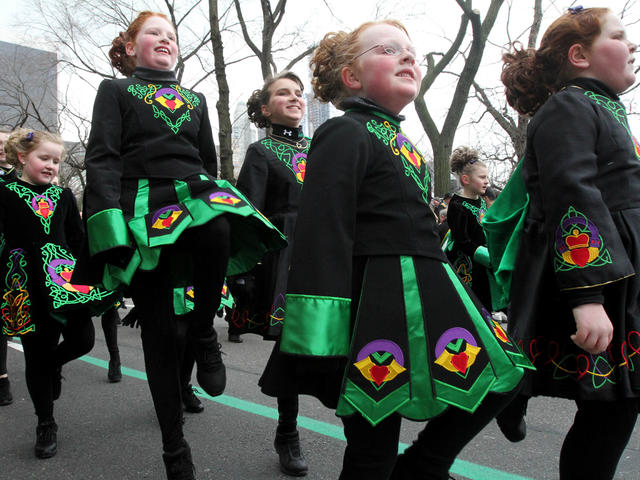 Thinkmax 13pcs ST Patrick's Day Parade Ensemble d'accessoires de costume  pour hommes et femmes pour la fête irlandaise Saint Paddy's Day Celebration  Outfit March & Party Events 