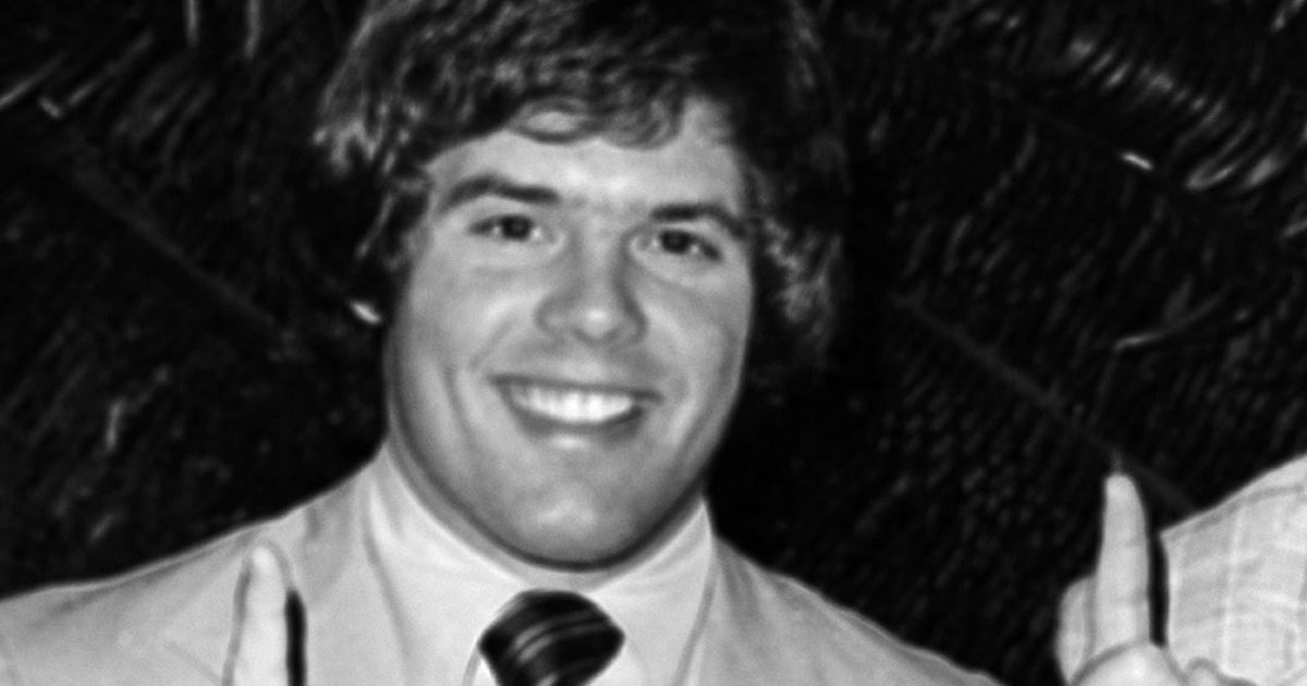 Ex-Oklahoma QB killed in Indiana plane crash - CBS News