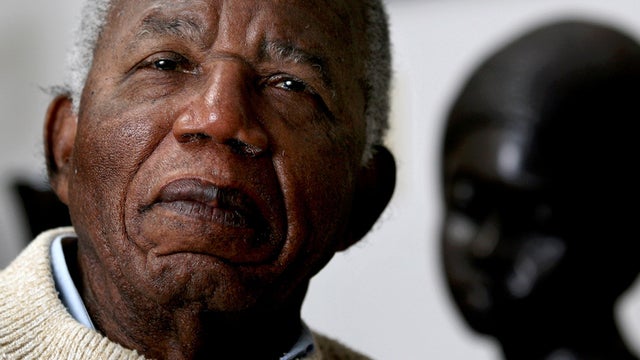 ChinuaAchebe_AP080122162714.jpg 