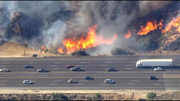 camarillo-fire-freeway-flames.jpg 