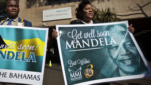 South Africans show support for ailing Nelson Mandela 