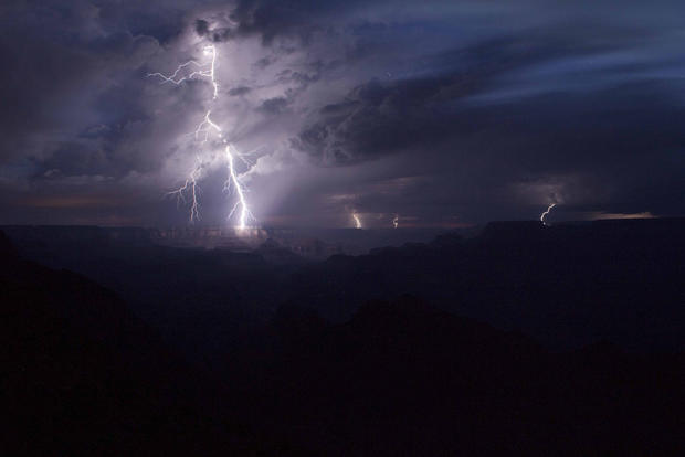 010_72DPI_2012_Grand_Canyon_Lightning_(cropped)_01_RAW_Digital_Image_T.Roe.jpg 
