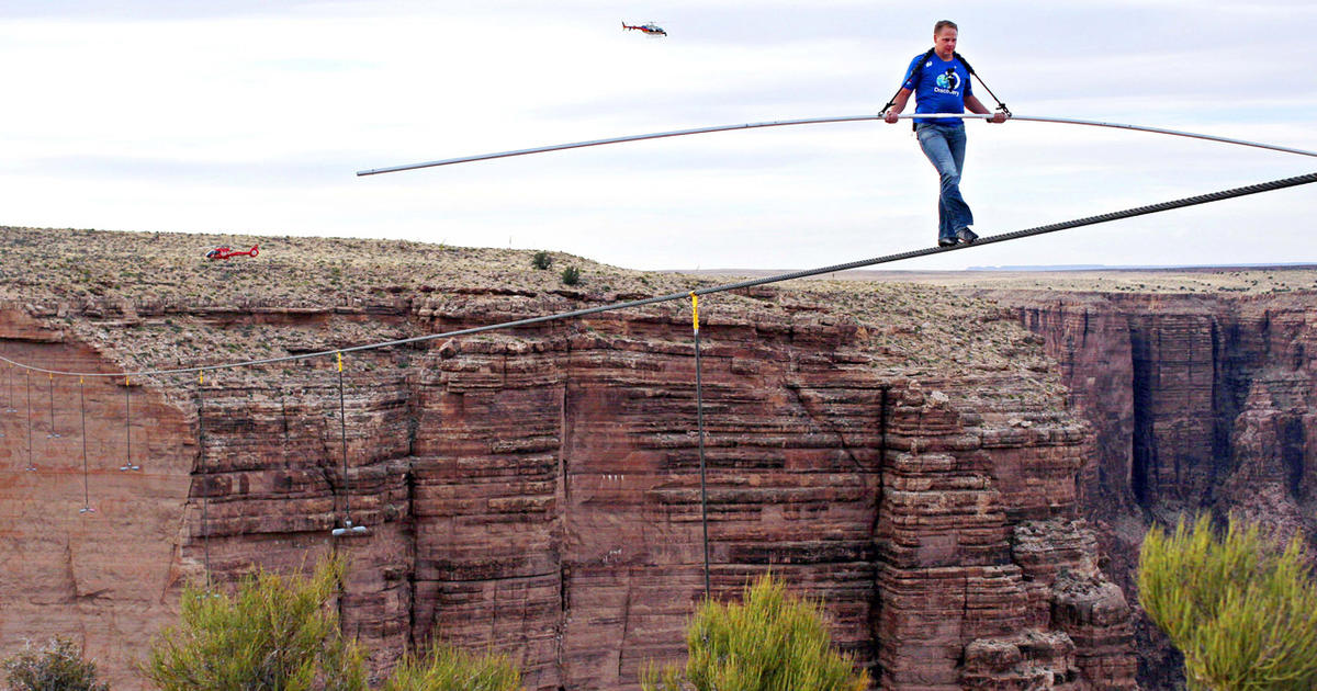 Nik Wallenda completes tightrope walk across gorge near Grand