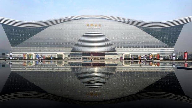 World's largest building opens in China 