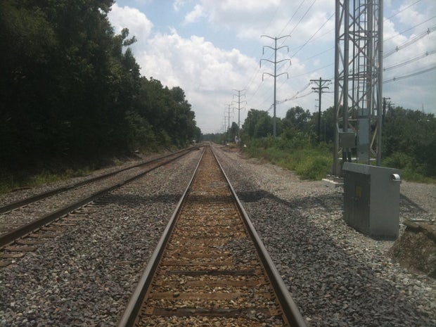 Denní fotografie místa činu, kde byli přepadeni Holly Dunn a Chris Maier, zobrazující elektrickou skříňku, kde se útočník schoval / Zprávy CBS / Public domain