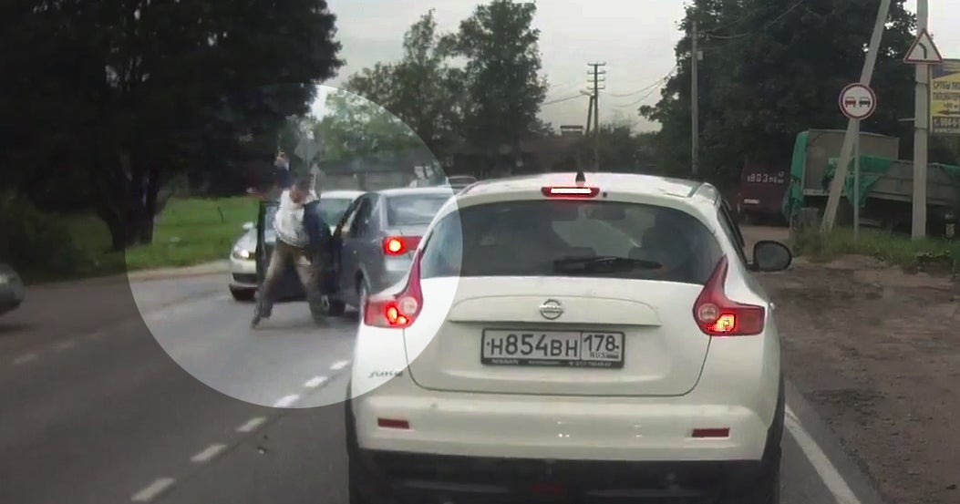 Dishing out vigilante justice on cell phone-using driver - CBS News