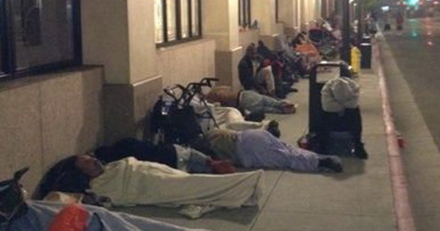 Homeless being paid to camp out for iPhone 5C, 5S in L.A. - CBS News
