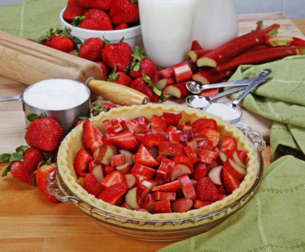 7-strawberry-rhubarb-pie.jpg 