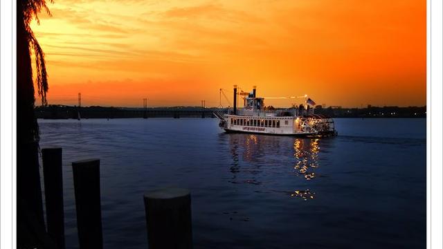 lantern-queen-riverboat.jpg 