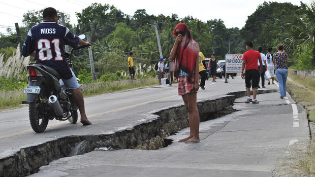 Deadly quake strikes Philippines 