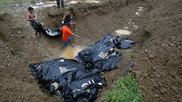 typhoon_burial_AP640197665863.jpg 