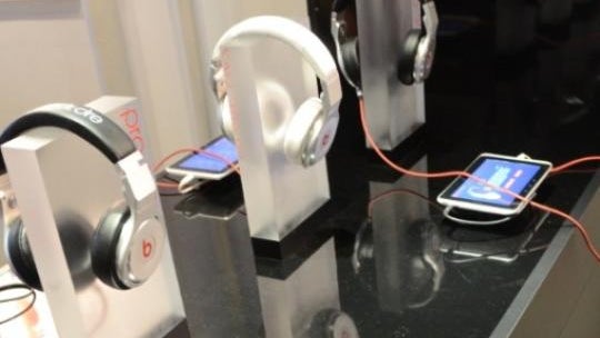 Beats_by_Dr_Dre_headphones.jpg 
