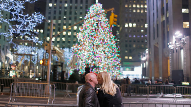 Rockefeller Christmas tree lights up 
