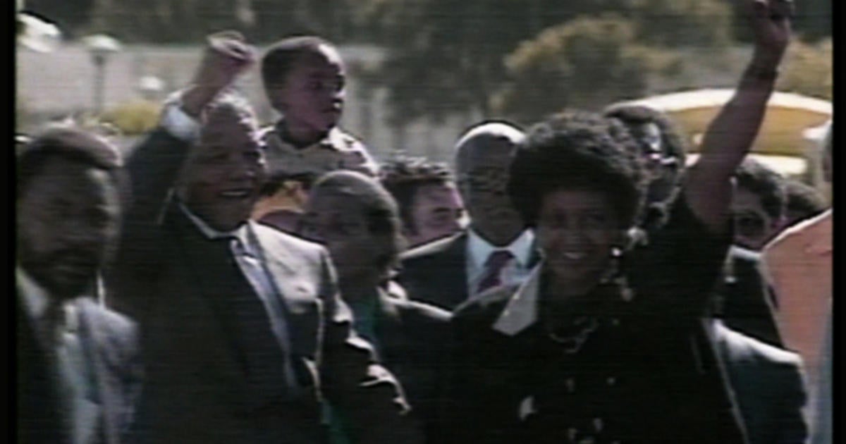 Bob Simon recalls first moment he saw freed Nelson Mandela - CBS News