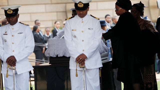 mandela_casket_455073625.jpg 