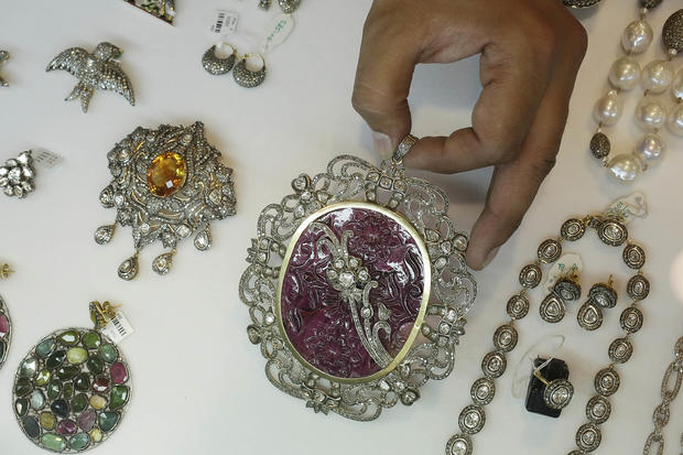 Hong Kong Jewellery &amp; Gem Fair Opens To The Public 
