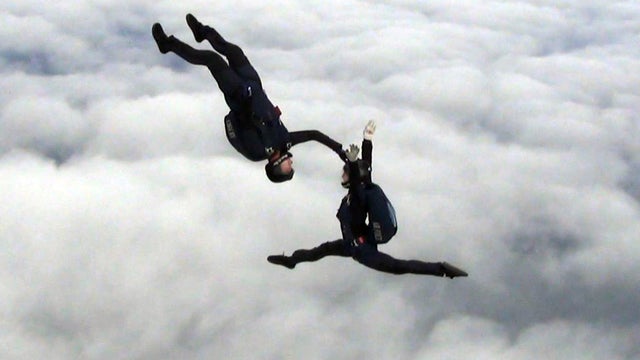 EN_1228_SKYDIVER_640x360.jpg 