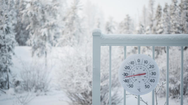 winter-thermometer-below-freezing.jpg 