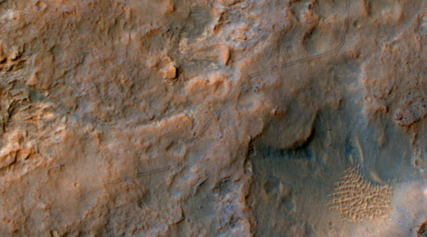 curiosity-mars-rover-tracks-from-space-color.jpg 
