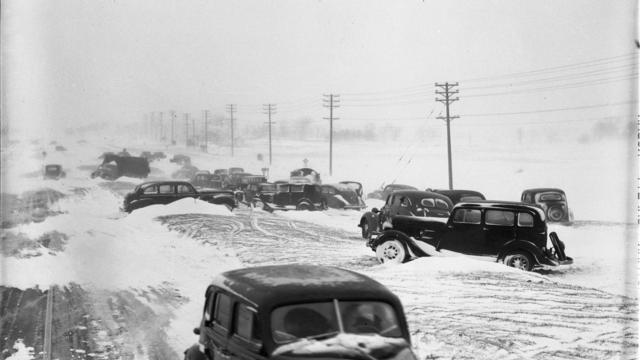 cars-stuck-in-snow-armistice-day-blizzard.jpg 
