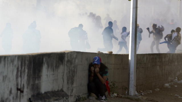 riots-in-ukraine-and-venezuela16.jpg 