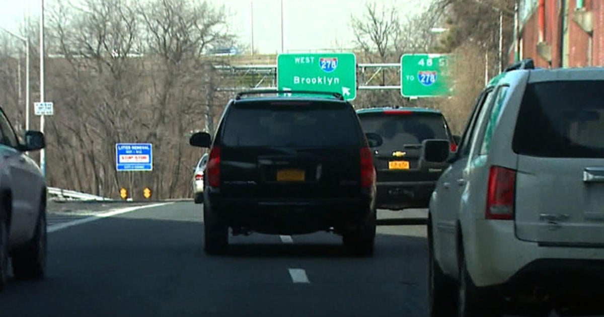 NYC Mayor Bill de Blasio’s motorcade caught speeding - CBS News