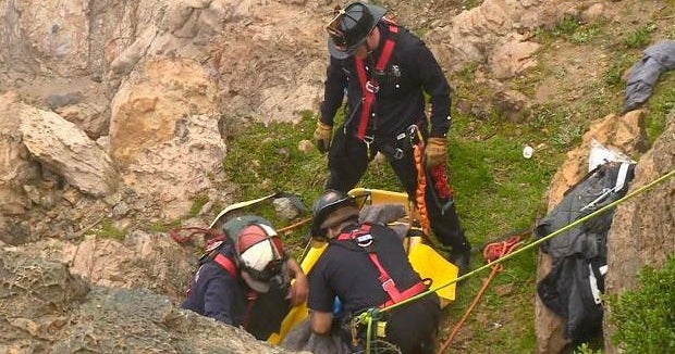 Watch: Woman rescued from bluff below San Francisco cliff - CBS News