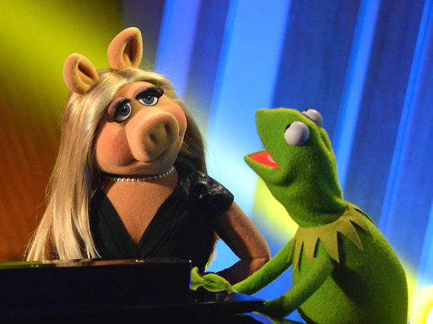 Miss Piggy &amp; Kermit Sing Rainbow Connection 
