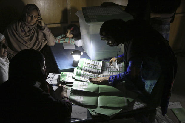 Afghanistan votes despite threats 